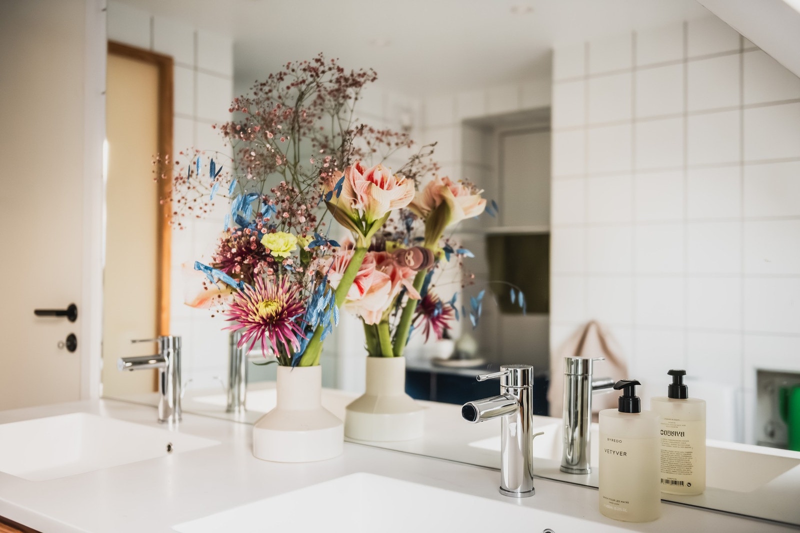 Detaljer fra badet med ettgreps blandebatterier og et stort speil som forsterker romfølelsen. Galleribilde