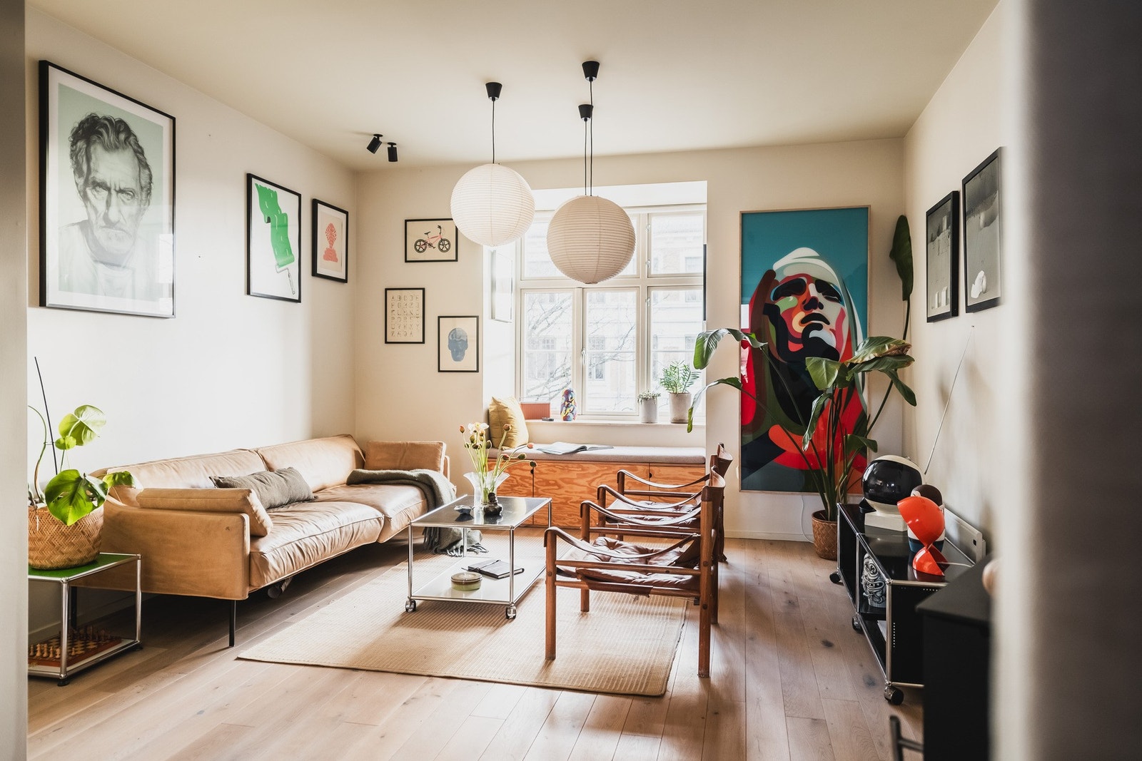 Store vindusflater slipper inn rikelig med naturlig lys. Gulvet har én-stavs eikeparkett. Galleribilde