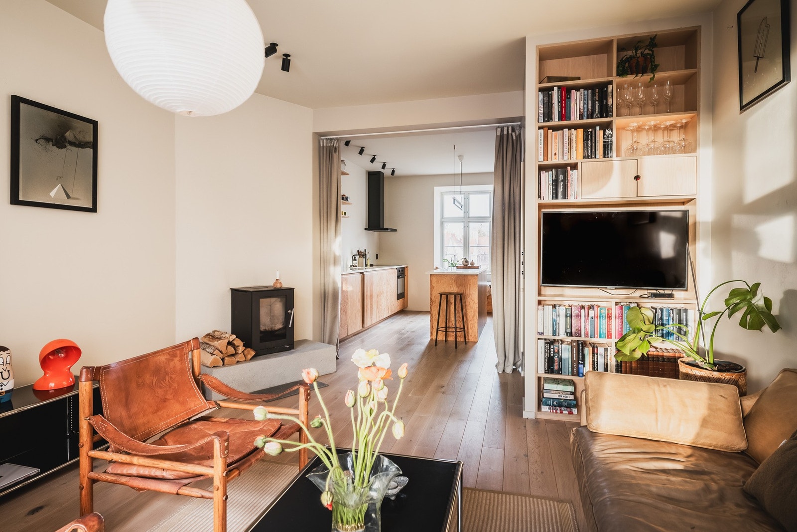 Stuen har en takhøyde på ca. 2,67 meter og plassbygde løsninger for oppbevaring. Galleribilde