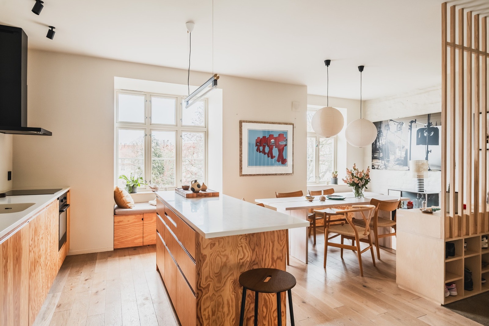 Gjennomtenkt og effektiv planløsning. Kjøkken med snekkerbygde fronter i finert tre og en solid Corian benkeplate. Galleribilde