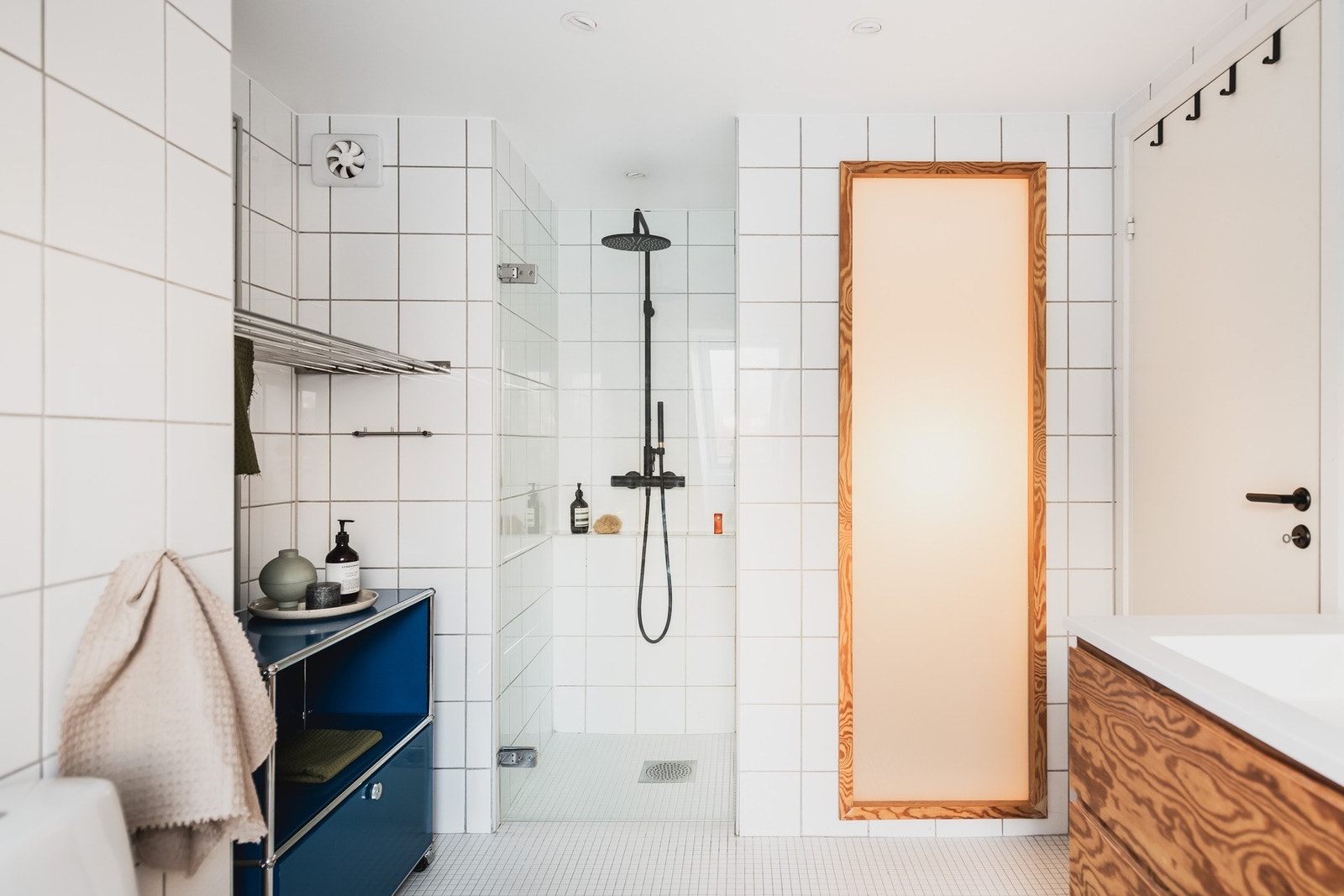 Dusjnisje med dør i herdet glass, samt både hånddusj og regnfallsdusj. Galleribilde