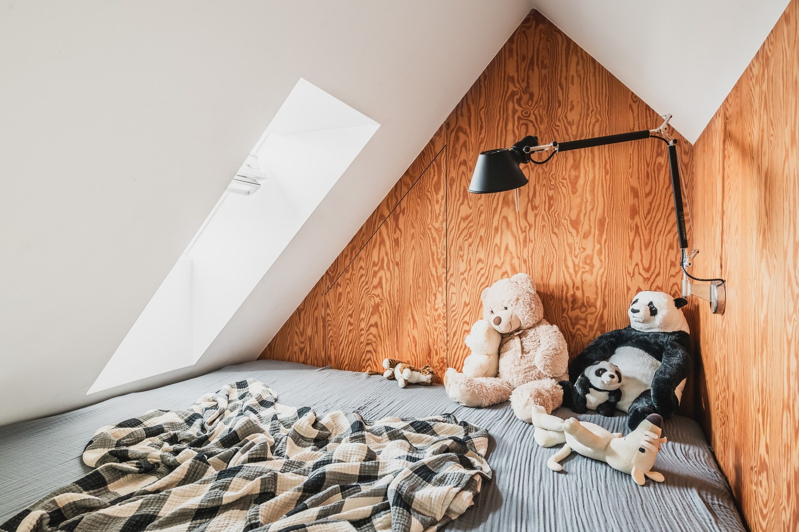 Hemsen er innredet som en hyggelig loftstue med en plassbygget seng med integrert lagring. Galleribilde