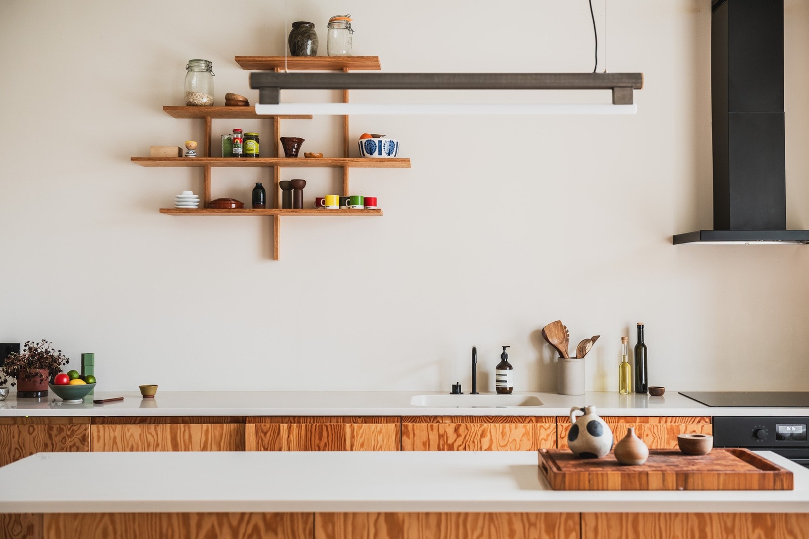 God skap- og benkeplass med integrerte hvitevarer og takmonterte spotter. Galleribilde