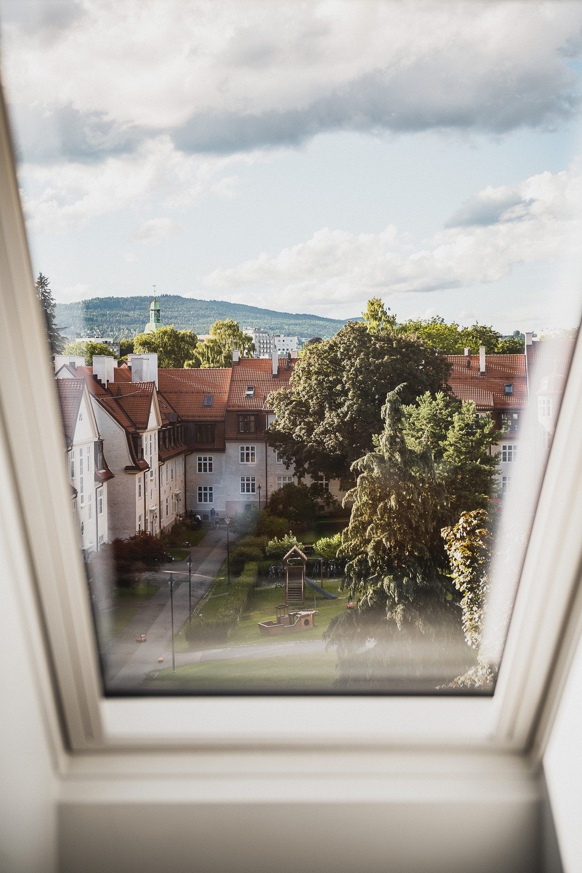 Fra takvinduene er det utsikt mot Holmenkollen og de omkringliggende grøntområdene. Galleribilde