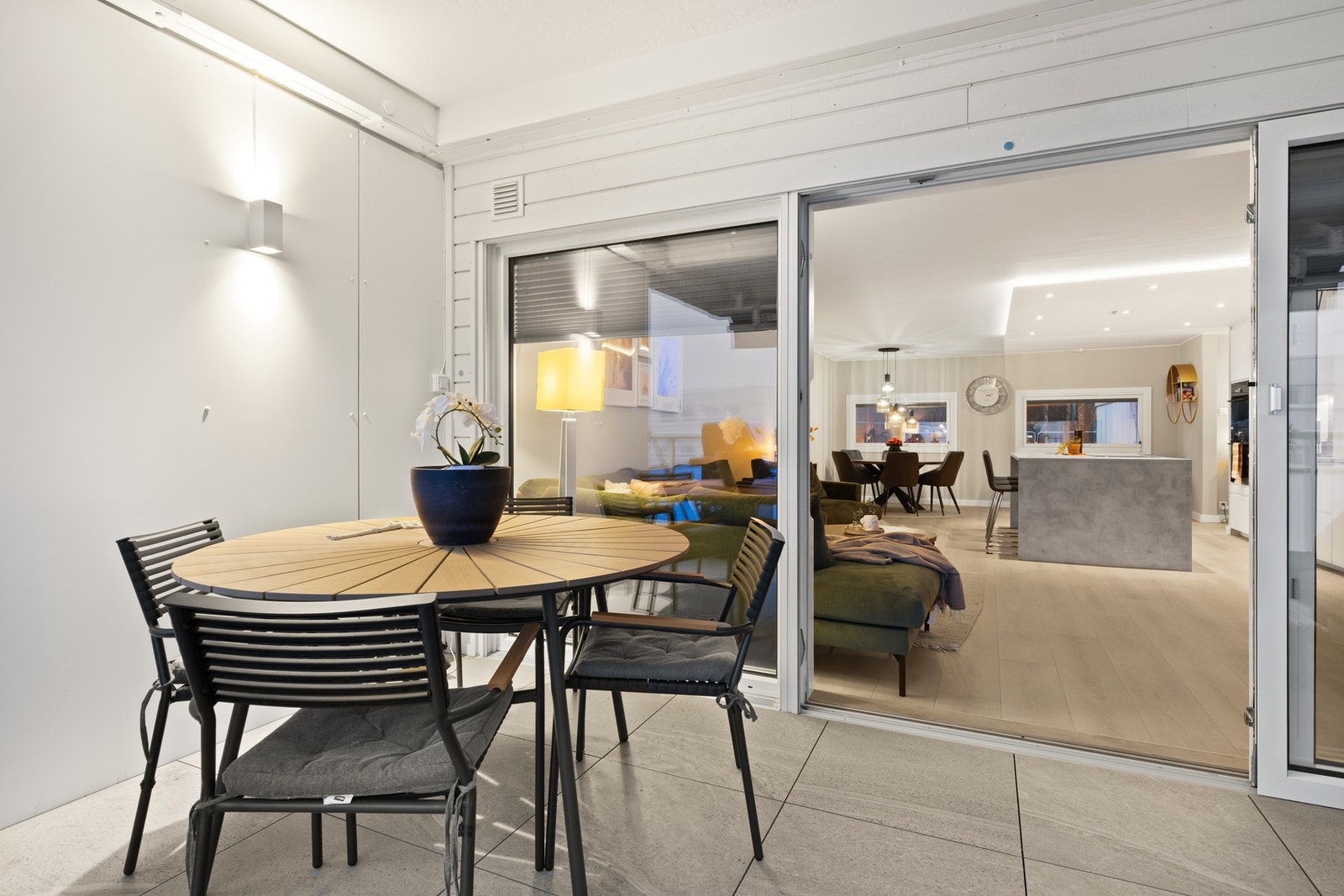 Balkongen har store skyvedører og er overbygget Galleribilde