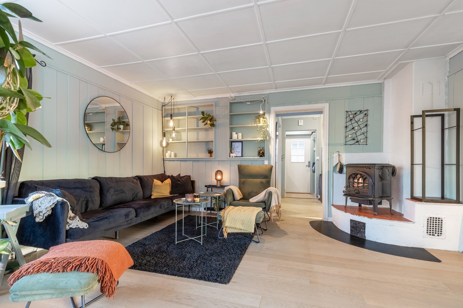 Stuen har åpen tilkomst fra entréen og god plass til et variert stue- og spisestuemøblement i flere soner. Galleribilde