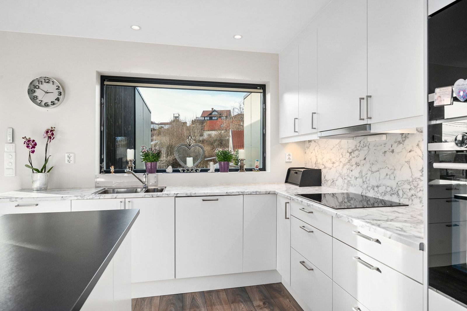 Det er kjøkkenventilator med avtrekk ut. Galleribilde