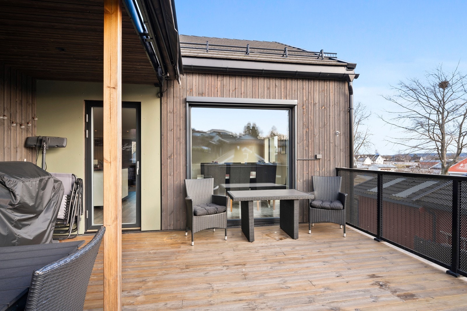 Boligen har en stor markise som dekker hele verandaen og som gjør det mulig å benytte uterommet selv ved lett regn. Galleribilde