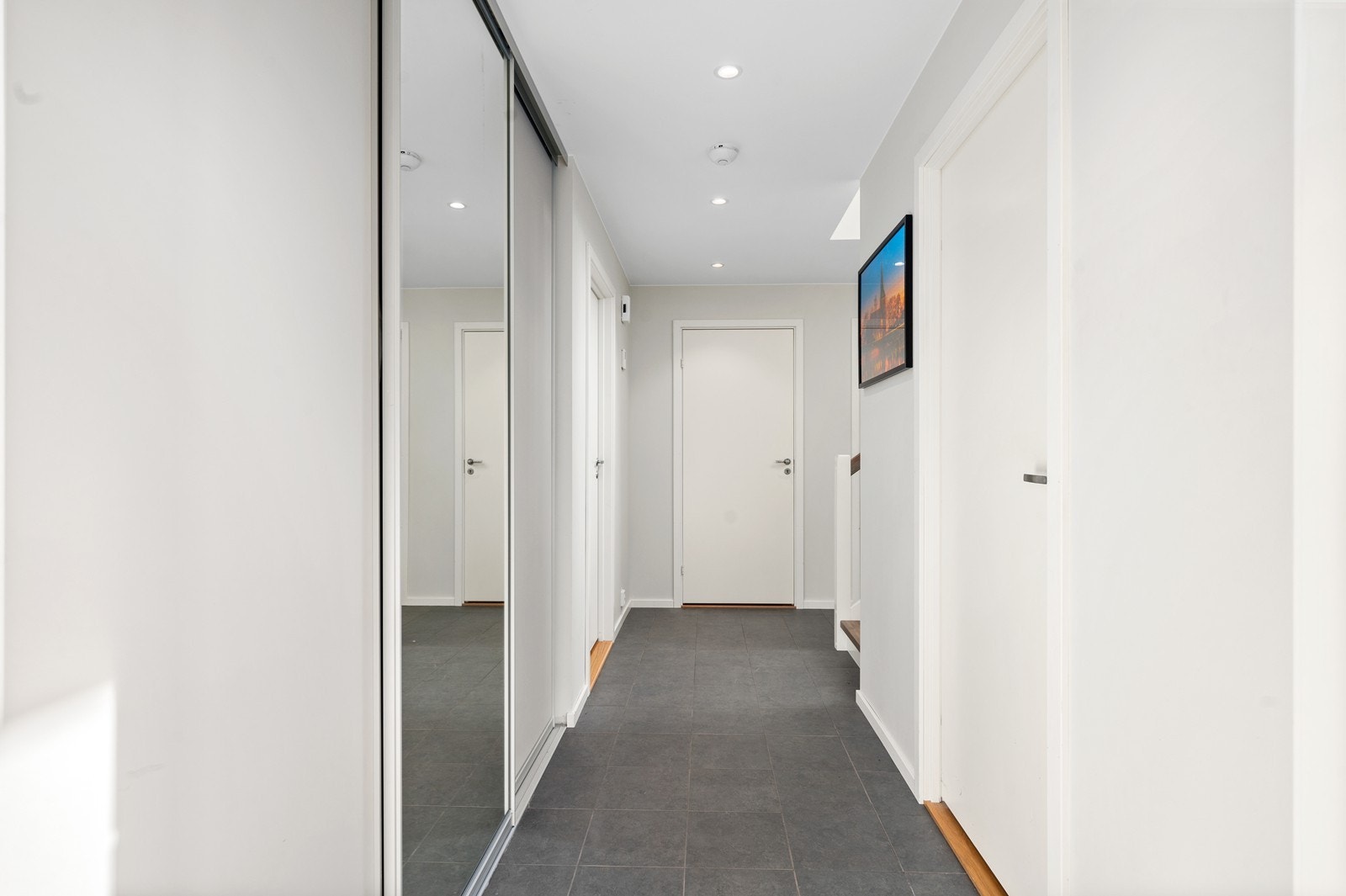 Velkommen inn - I entreen er det en praktisk skyvedørsgarderobe. Galleribilde