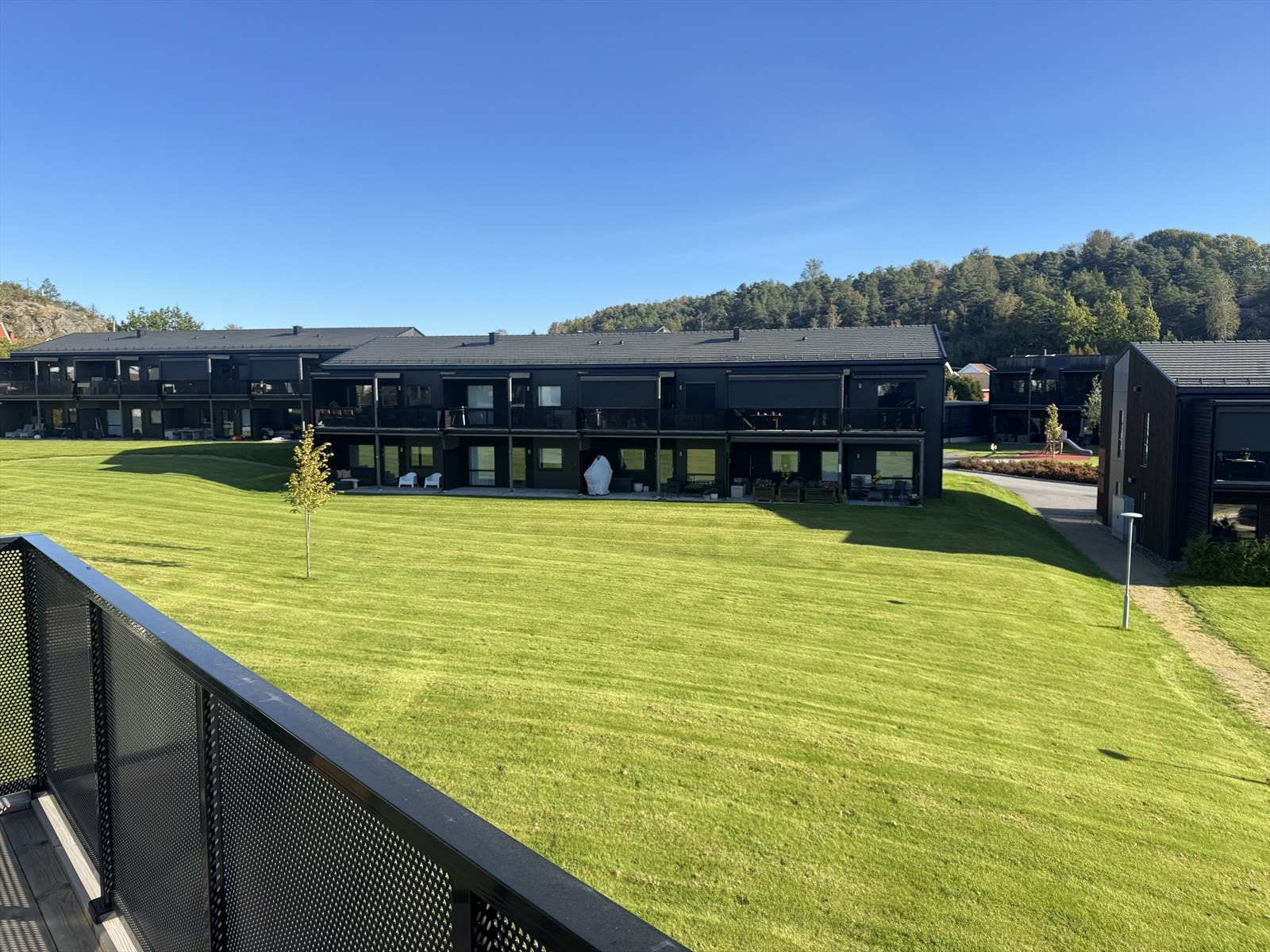 Sentralt, men rolig beliggenhet og kort vei til både dagligvarebutikker, kollektivtransport og øvrige service tilbud. Galleribilde