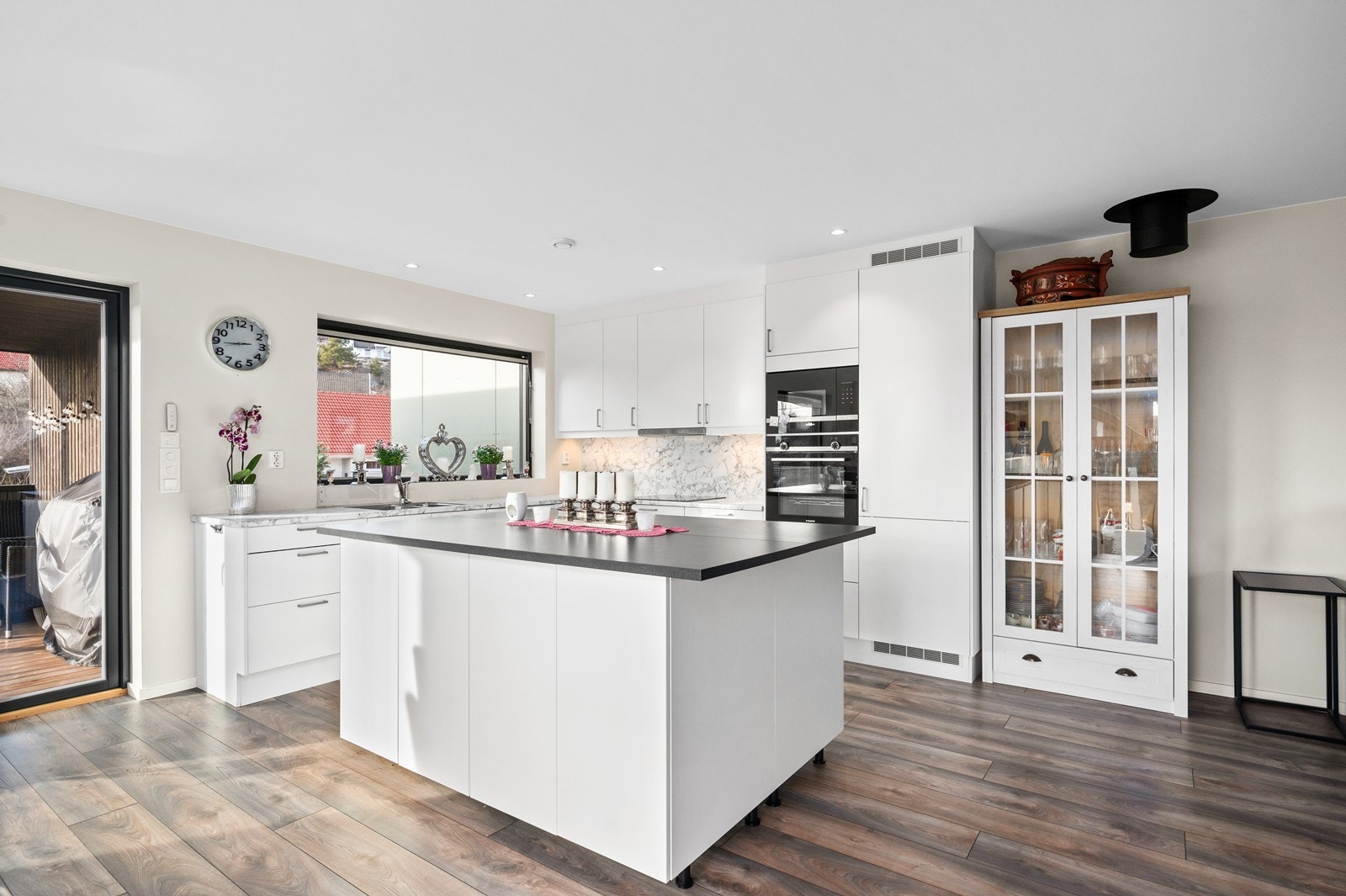 Romslig kjøkkenøy med masse benkeplass. Galleribilde