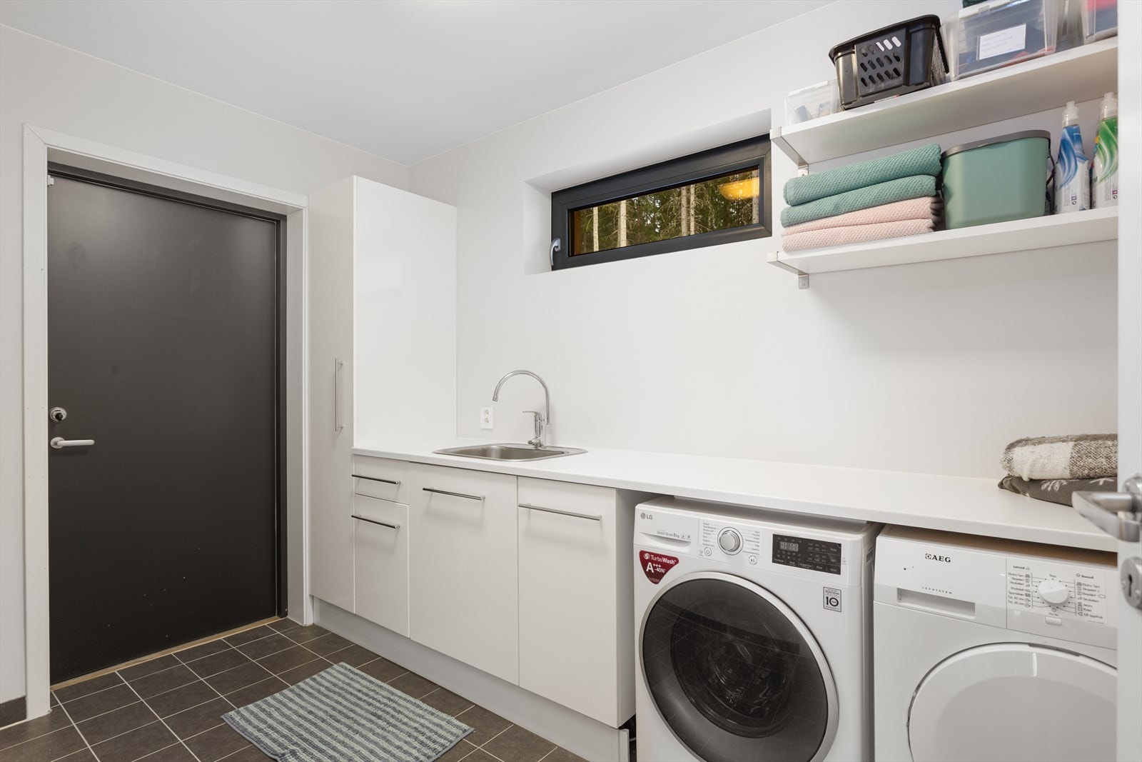 Her er det også vaskerom med egen inngang - praktisk og "alt på stell". Galleribilde