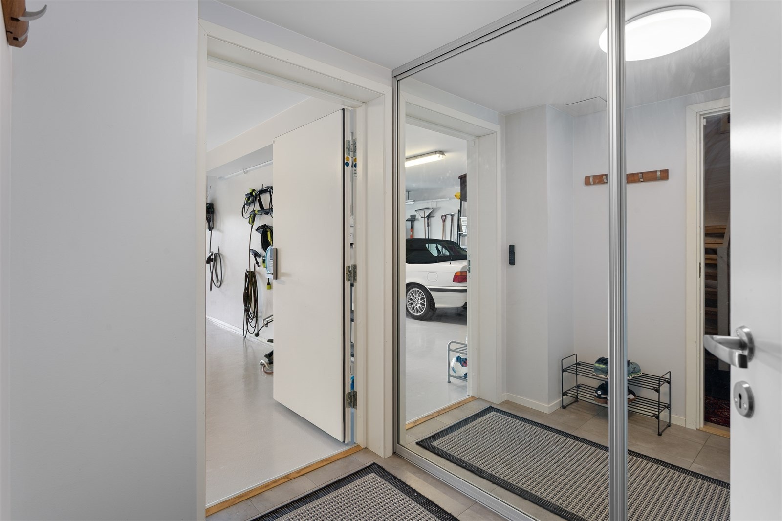 Det er egen inngang til boligen fra garasjen. Galleribilde
