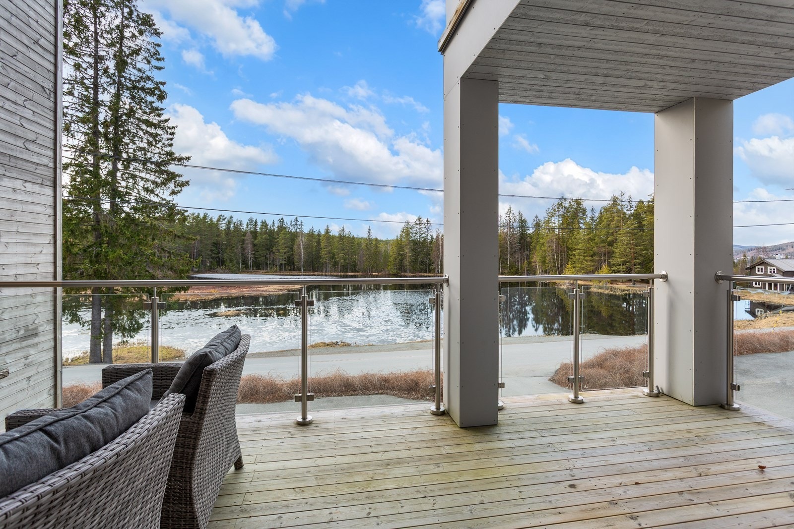 Deler av balkongen området har tak - så det kan nytes ute selv i litt regnvær! Galleribilde