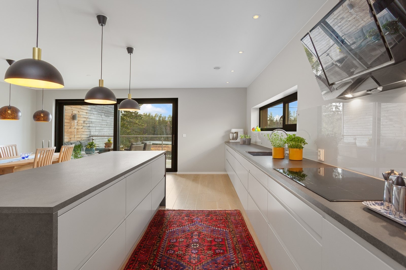 Åpen løsning mellom kjøkken og spiseplass - alt ligger til rette for mange hyggelige kvelder her både inne og ute på balkongen! Galleribilde