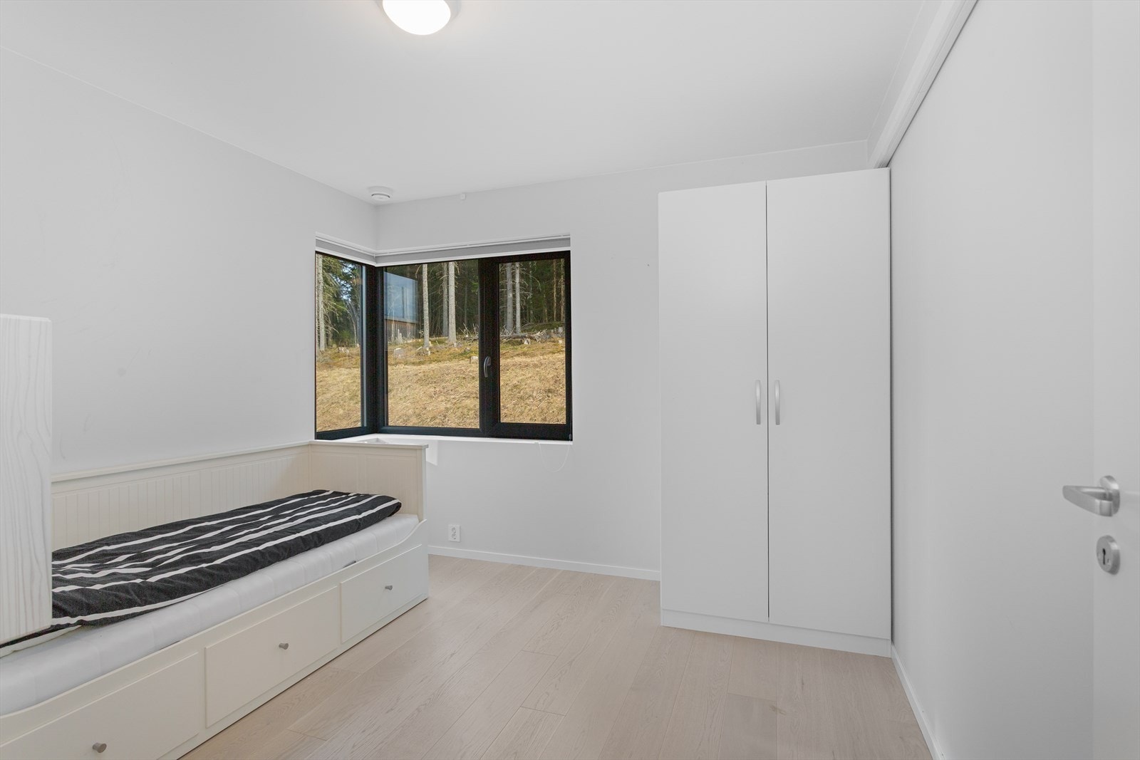 Soverom med utsikt mot skogen! Pass opp for nysgjerrige rådyr! Galleribilde