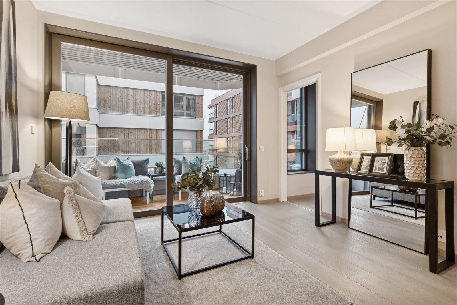 Med skyvedører oppleves balkongen som en naturlig forlengelse av rommet i sommerhalvåret Galleribilde