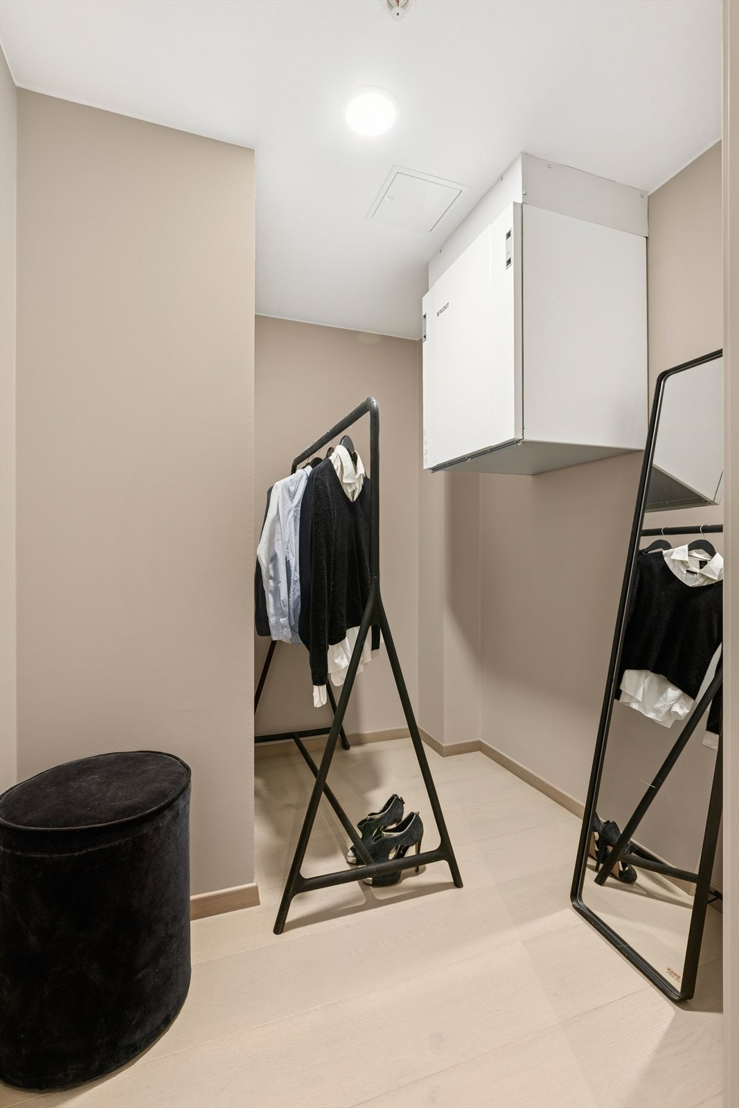 Praktisk bod i tilknytning til entré gir rikelig med plass til oppbevaring Galleribilde