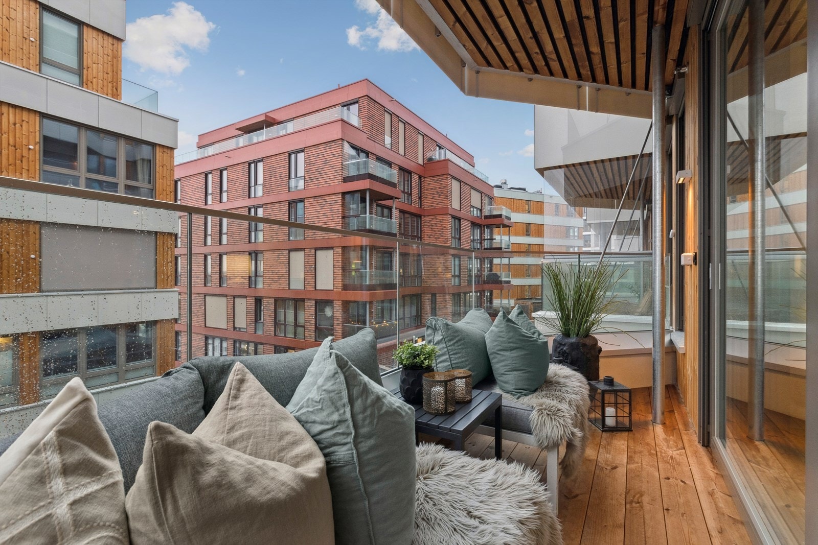 Fra stuen er det direkte adgang til en deilig balkong på 5 kvm. Galleribilde