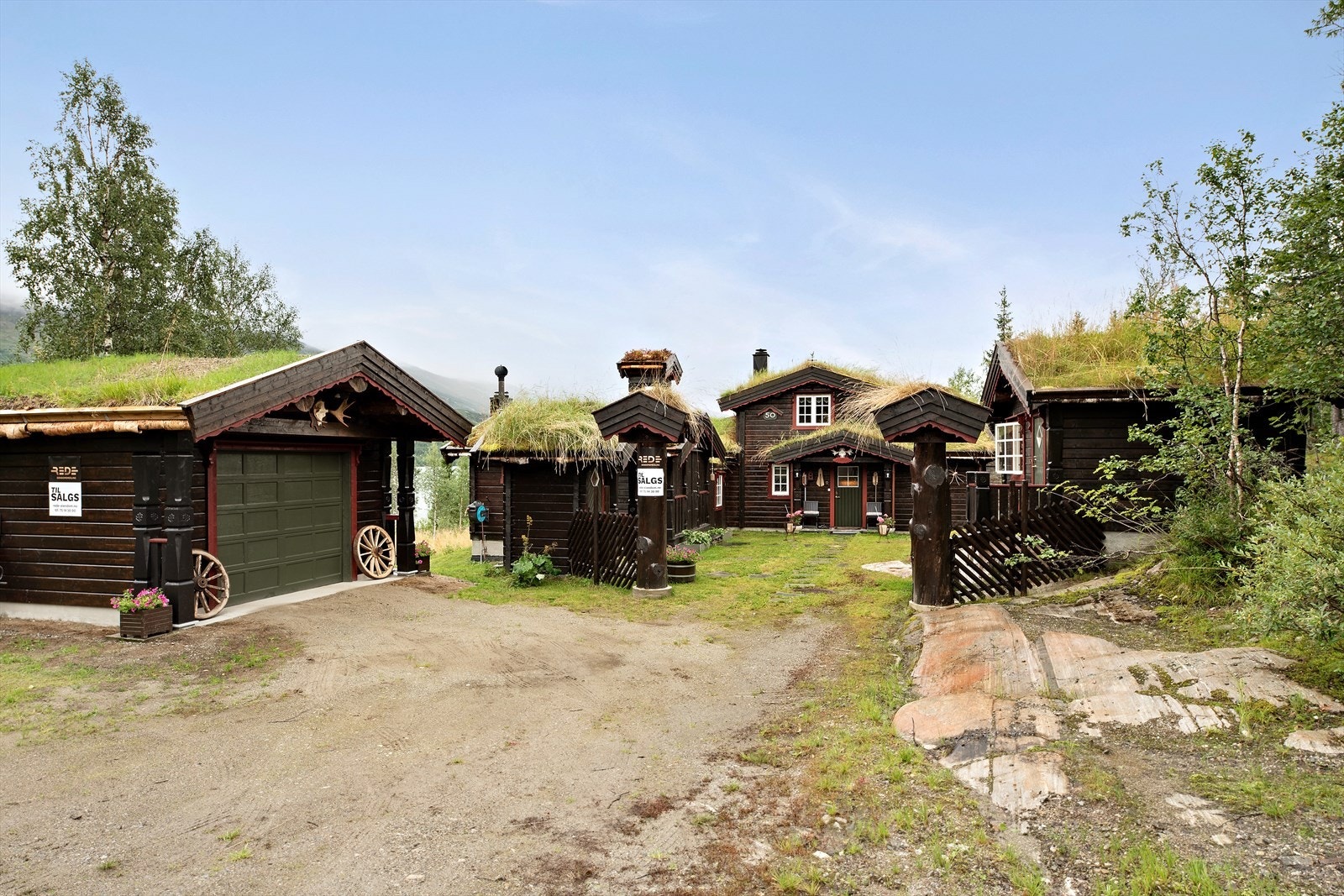 Det eventyrlige hyttetunet består av laftet hytte, garasje, uthus/vedskjul, utedass (i tillegg til forbrenningstoalett inne) og Eldhus/redskapshus/bakstehus. God plass for parkering. Galleribilde