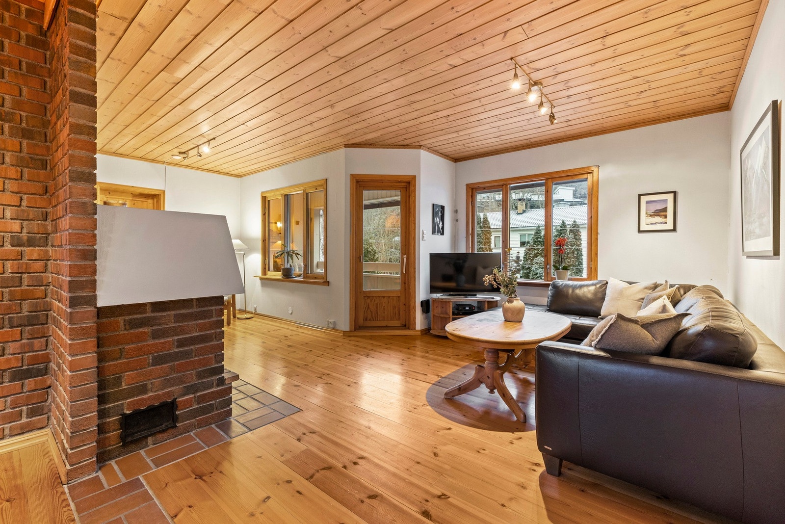 Det er utgang til vestvendt balkong, i tillegg er det bruksrett til hage og terrasseplatting Galleribilde