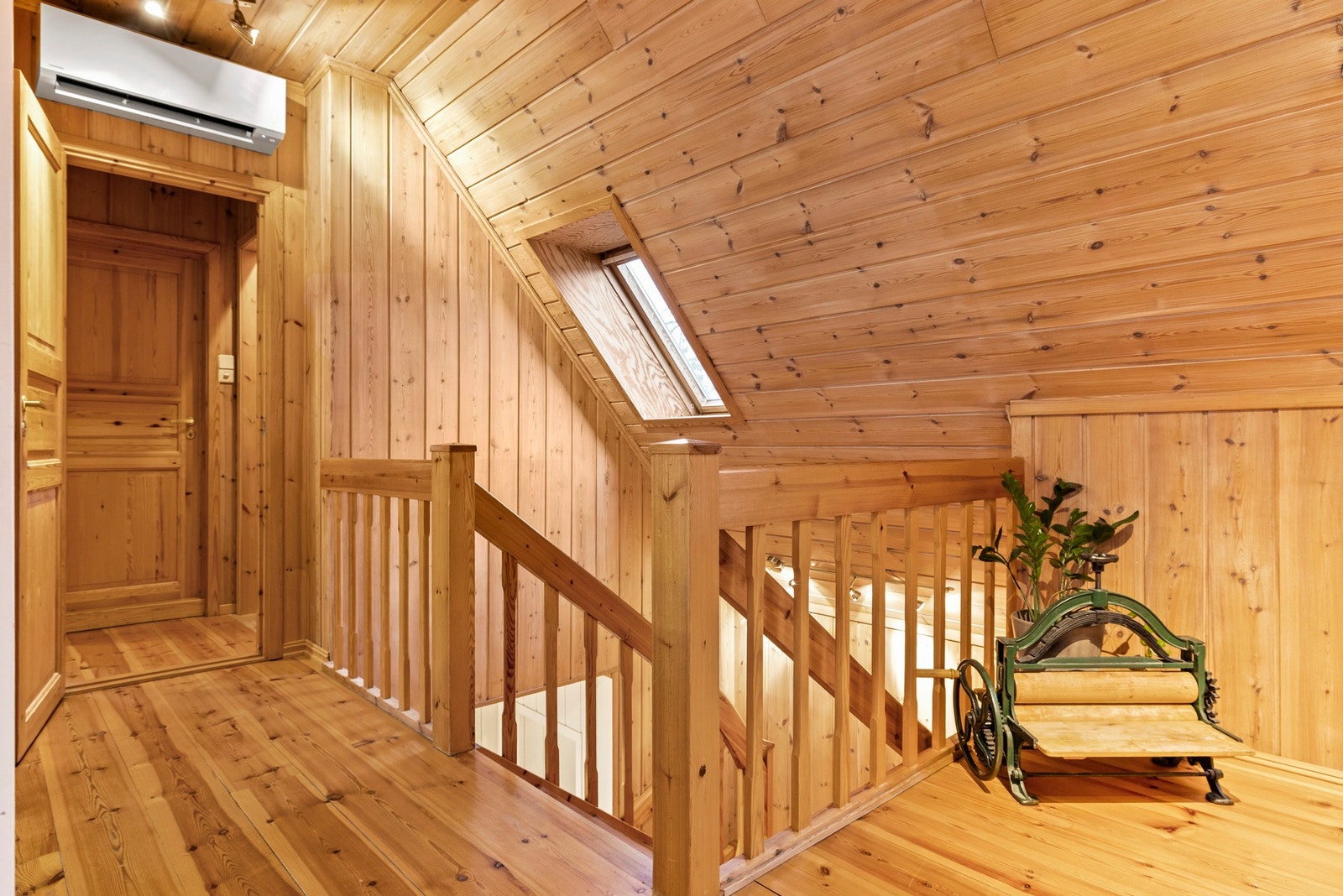 Fra 1. etasje kommer du opp til boligens hovedetasje Galleribilde