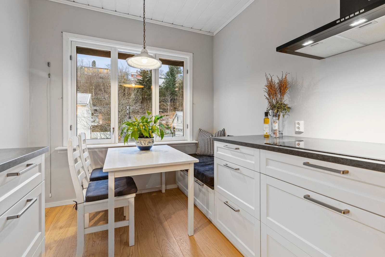 Kjøkkenet ligger i delvis åpen løsning mot stuen Galleribilde