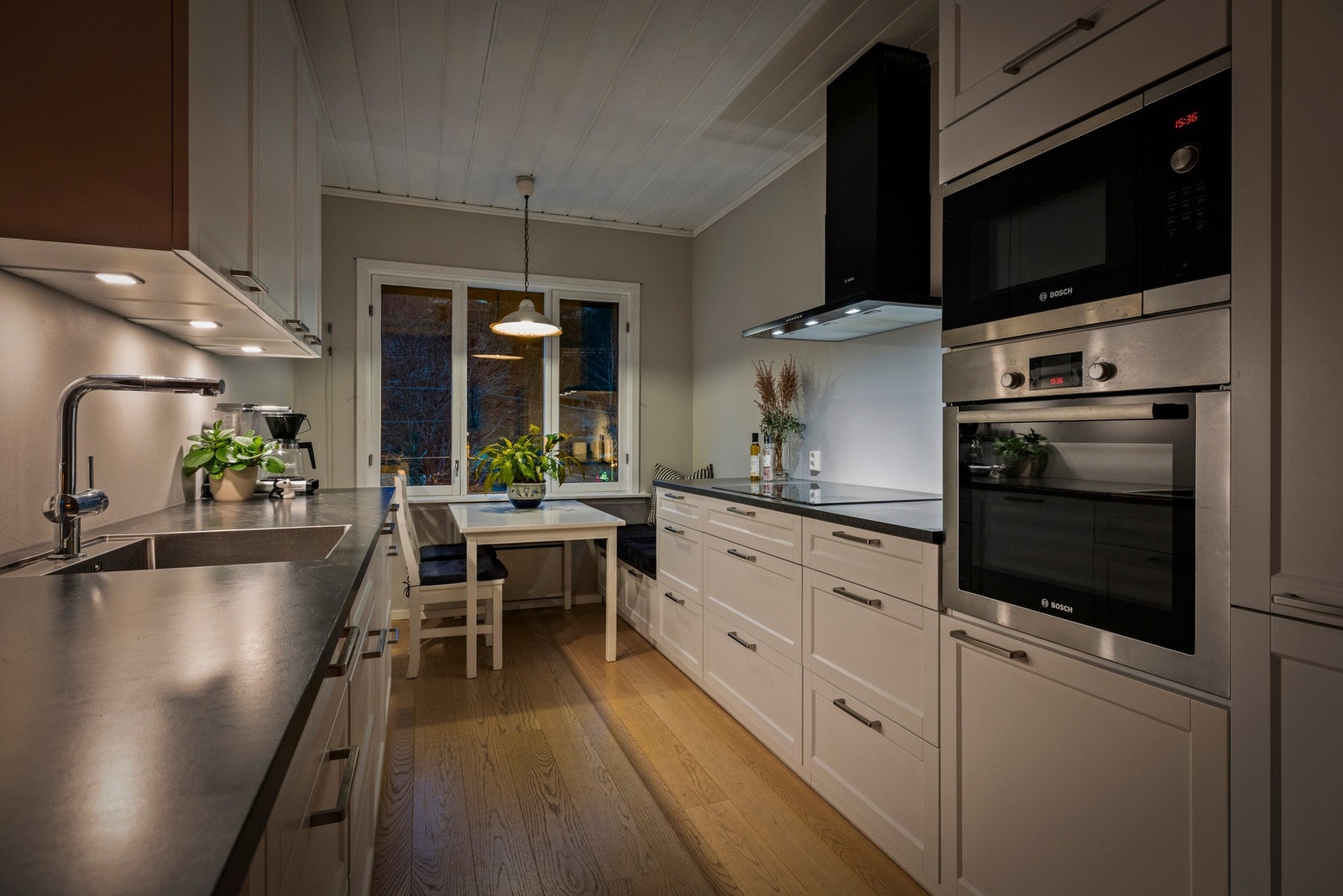 Kjøkkenet er fra 2017 og det er mye benke-/skapplass, samt spisebord ved vinduet Galleribilde