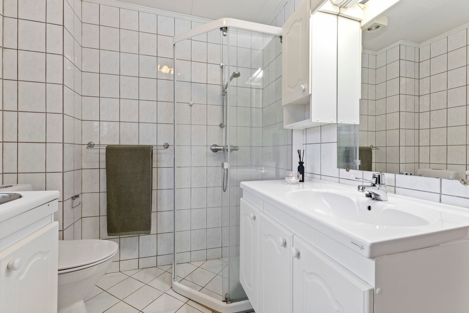 Her er det plass til vaskemaskin under benk og utslagsvask Galleribilde