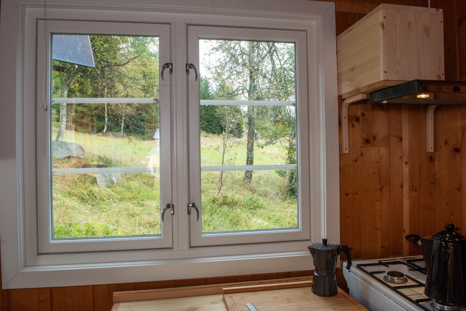 Utsikt fra kjøkkenet, vifte og lys over komfyr går på 12 volt. Galleribilde