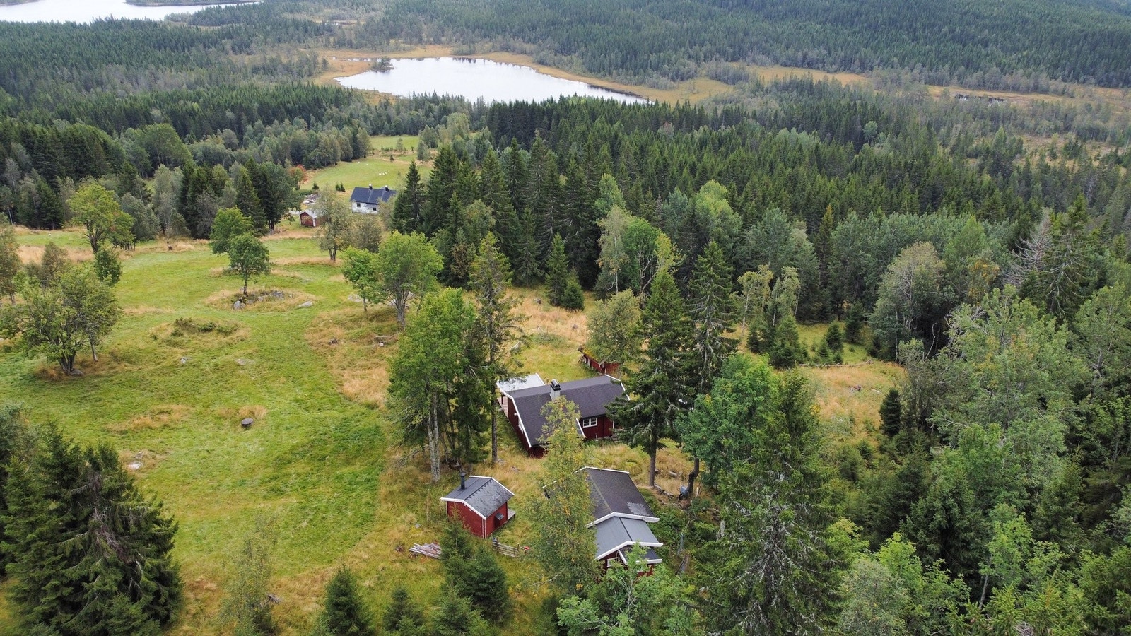 Dronebildet mot sør/øst, hyttetunet nede og Bjørtomttjenn nærmest og Fjellsjøen lengre unna med gode fiskemuligheter sommer og vinter. Galleribilde