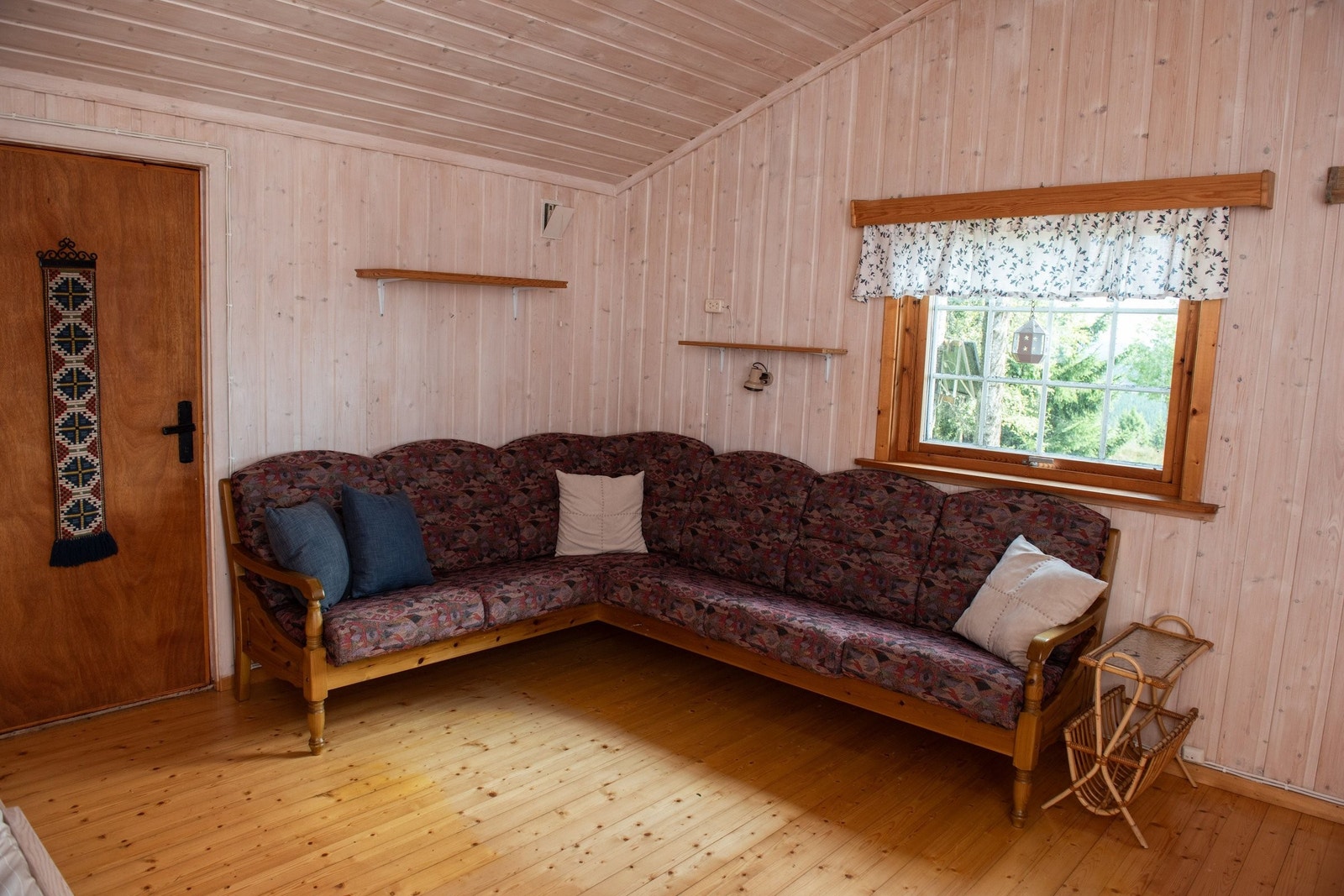 Sofahjørne i gjestehytta. Galleribilde