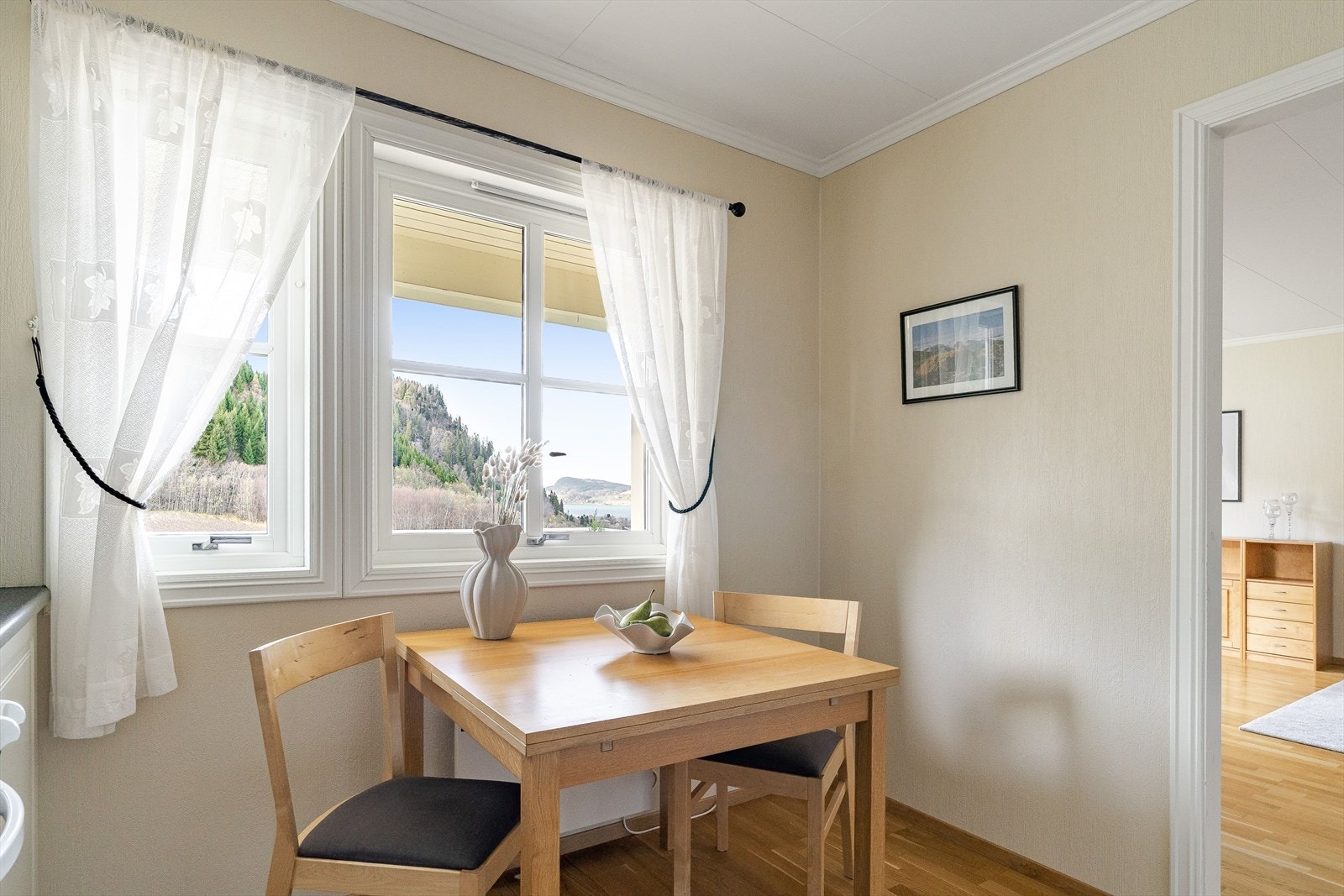 Ved kjøkkenet er det rom for en hyggelig, liten spiseplass. Galleribilde