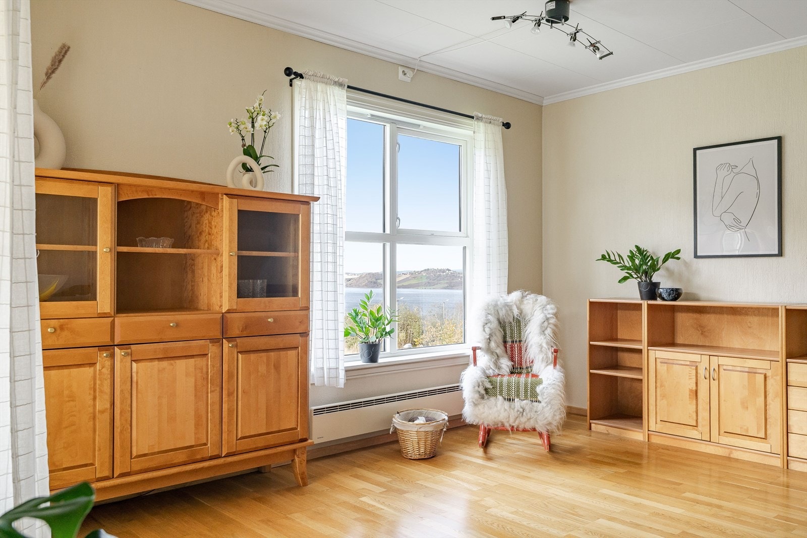 Stuen har gode lys- og utsiktsforhold. Galleribilde