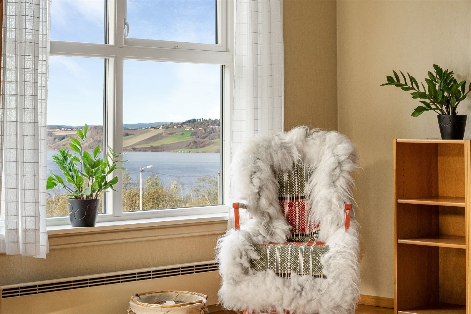 Fra stuen har du også den flotte utsikten mot Byneset og fjorden. Galleribilde