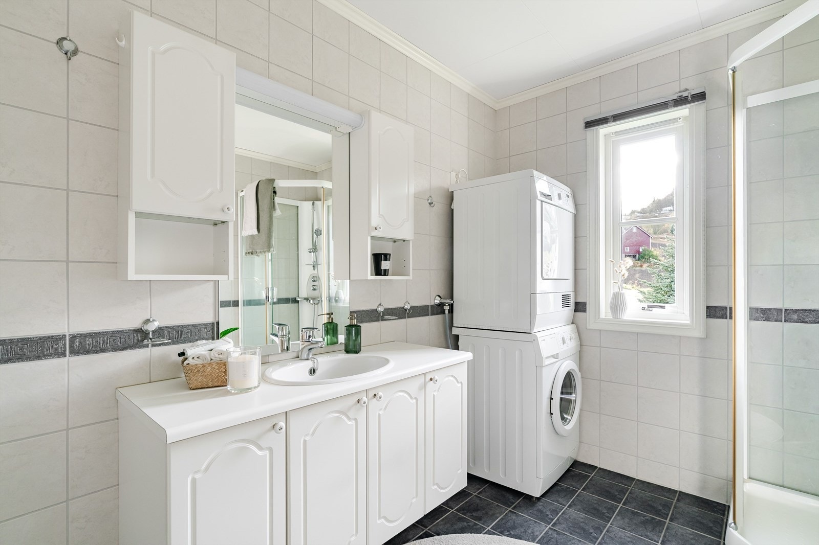 Badet har gulvvarme, dusj, romslig innredning, opplegg for vaskemaskin og toalett. Galleribilde