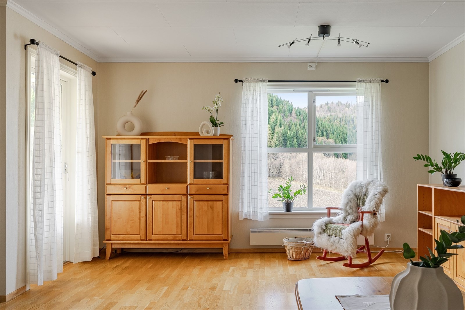 Stuen og kjøkkenet utgjør et romslig allrom, stuearealet er på ca. 26 kvm. Galleribilde