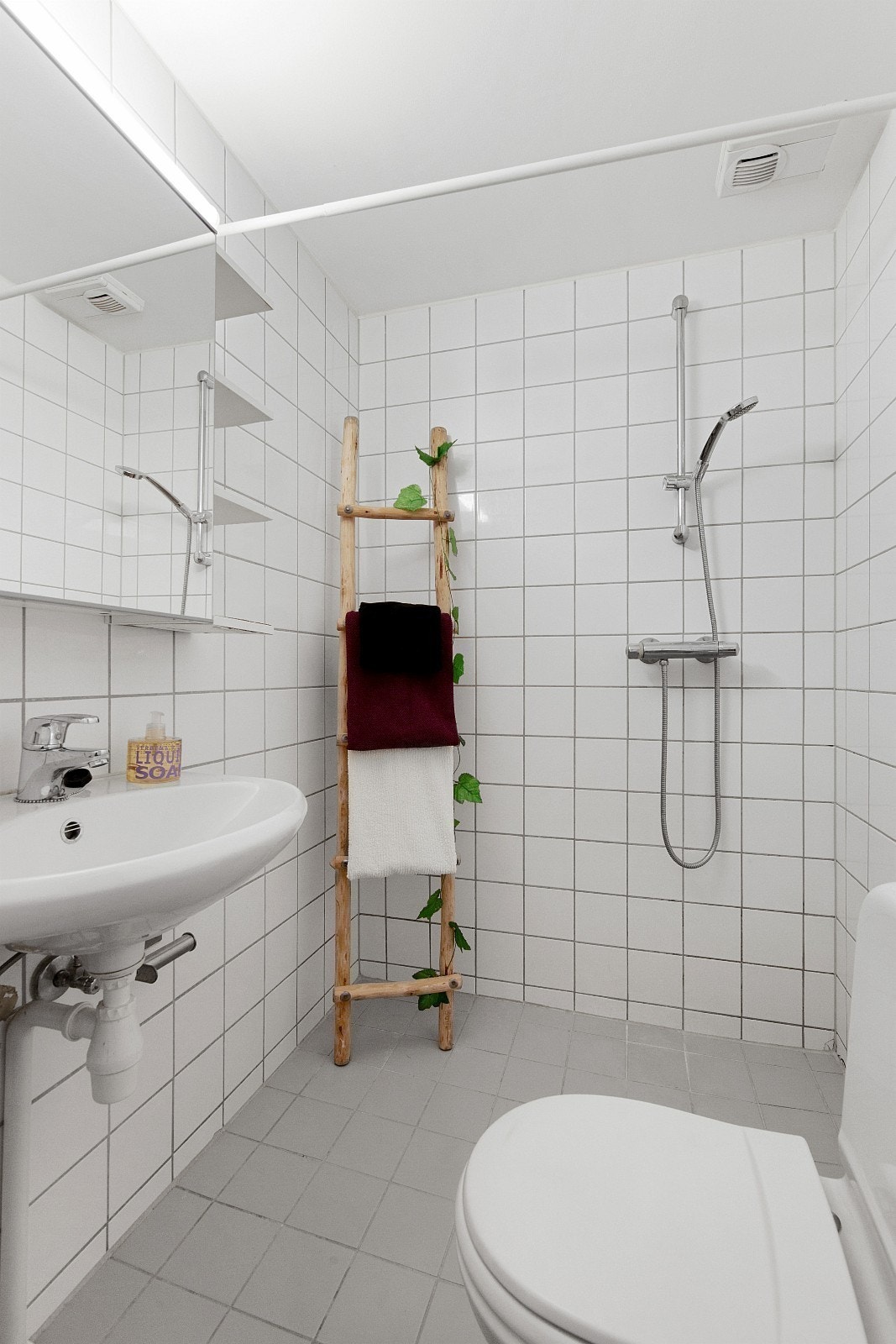 Romslig baderom. Bildene er fra en liknende leilighet. Galleribilde