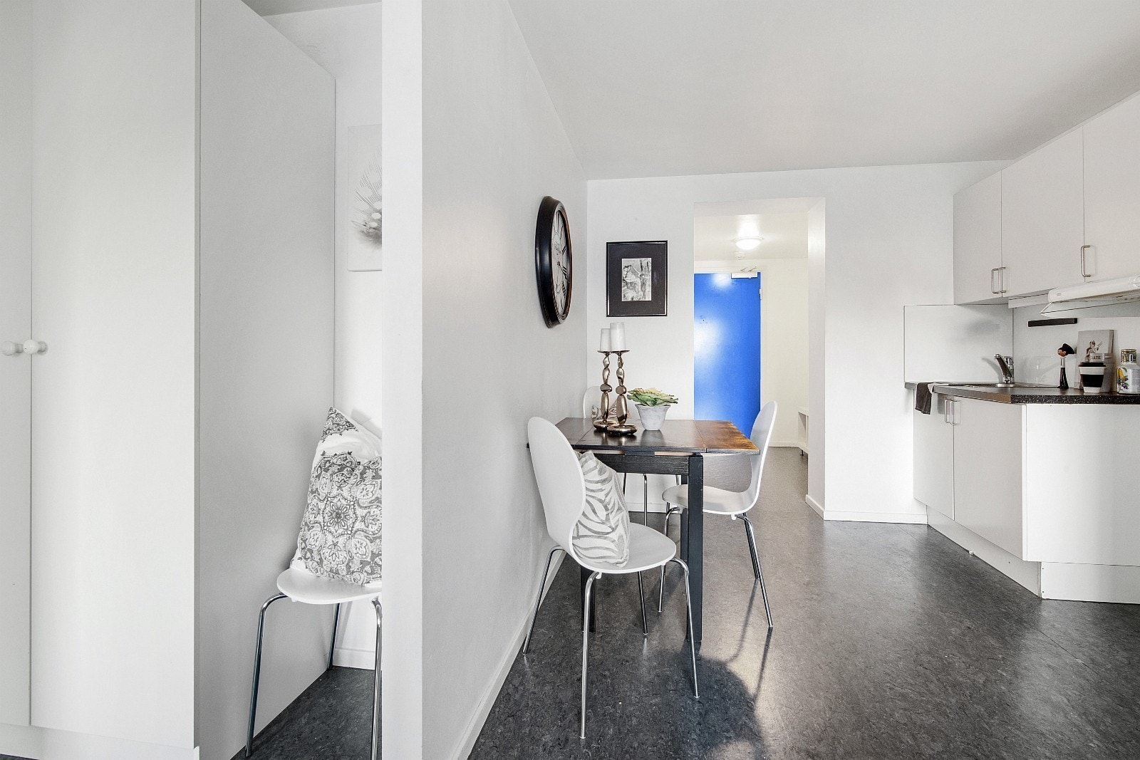 Spisestue og kjøkken. Bildene er fra en liknende leilighet. Hvitevarer følger ikke med. Galleribilde