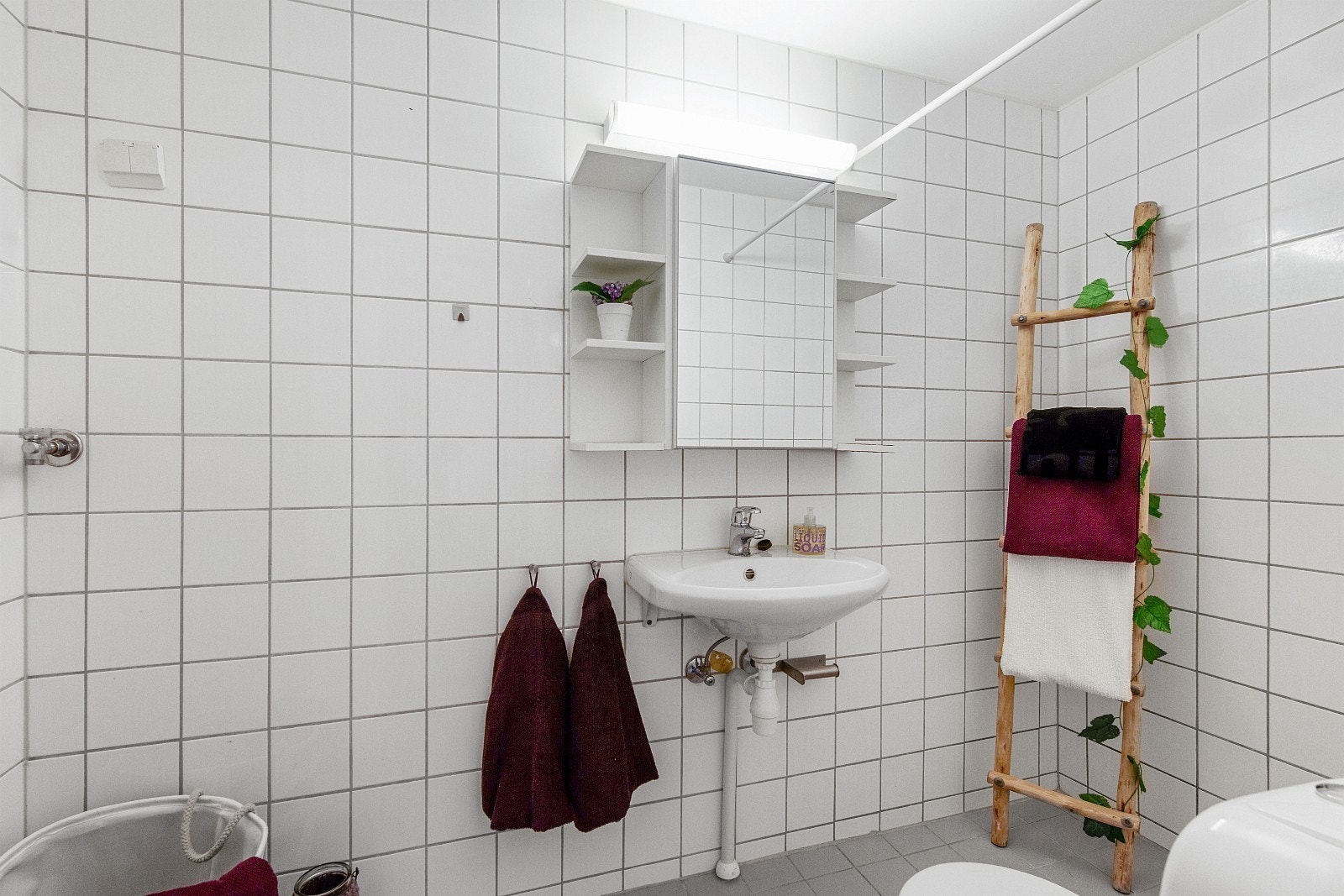 Romslig baderom. Bildene er fra en liknende leilighet. Galleribilde