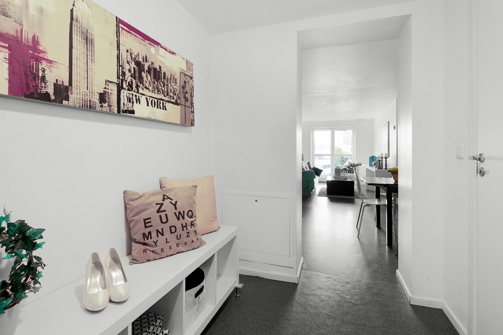 Entre. Leiligheten leies ut umøblert. Bildene er fra en liknende leilighet. Galleribilde