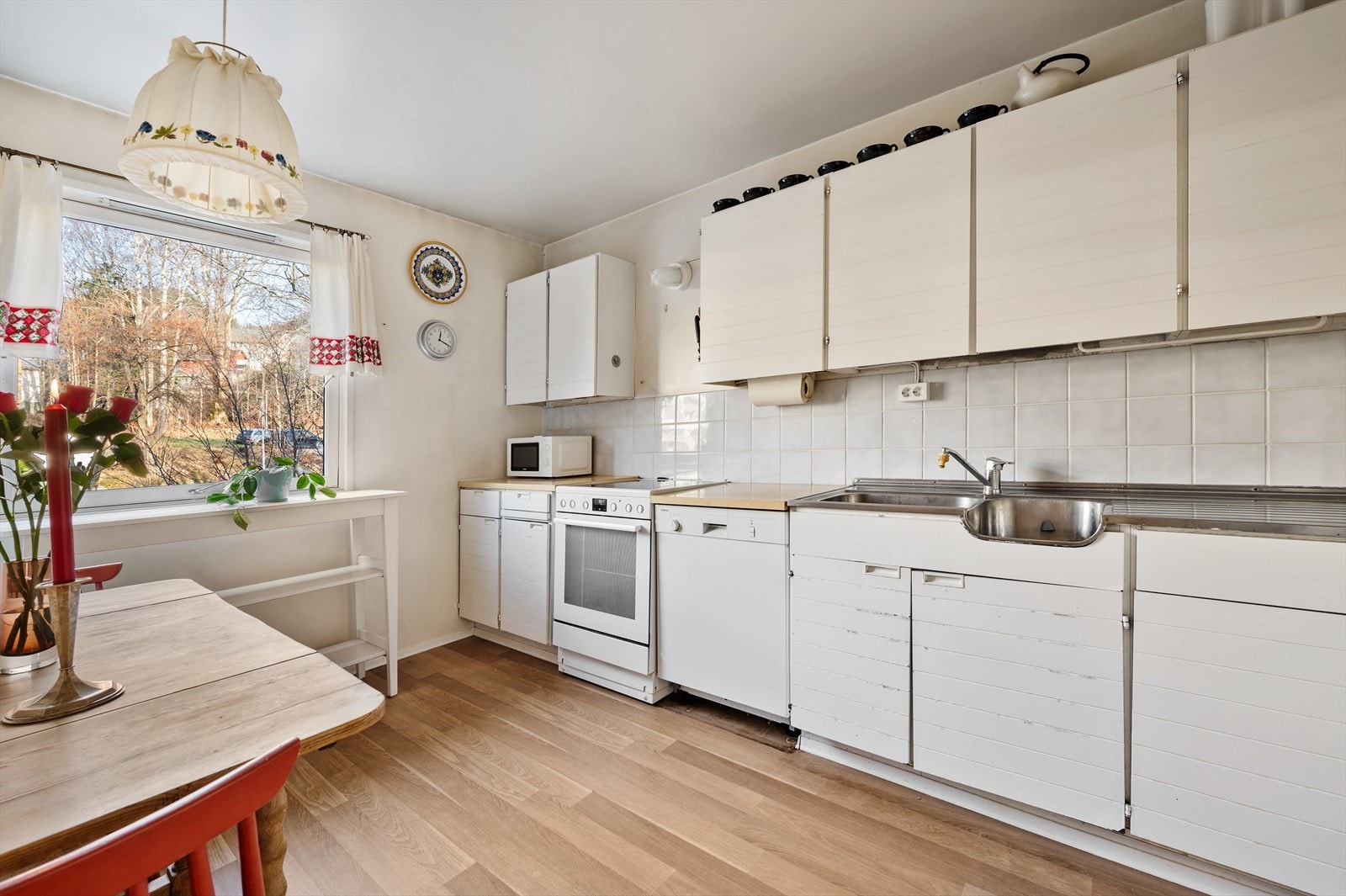 Kjøkkenet er romslig med plass til under- og overskap. Galleribilde