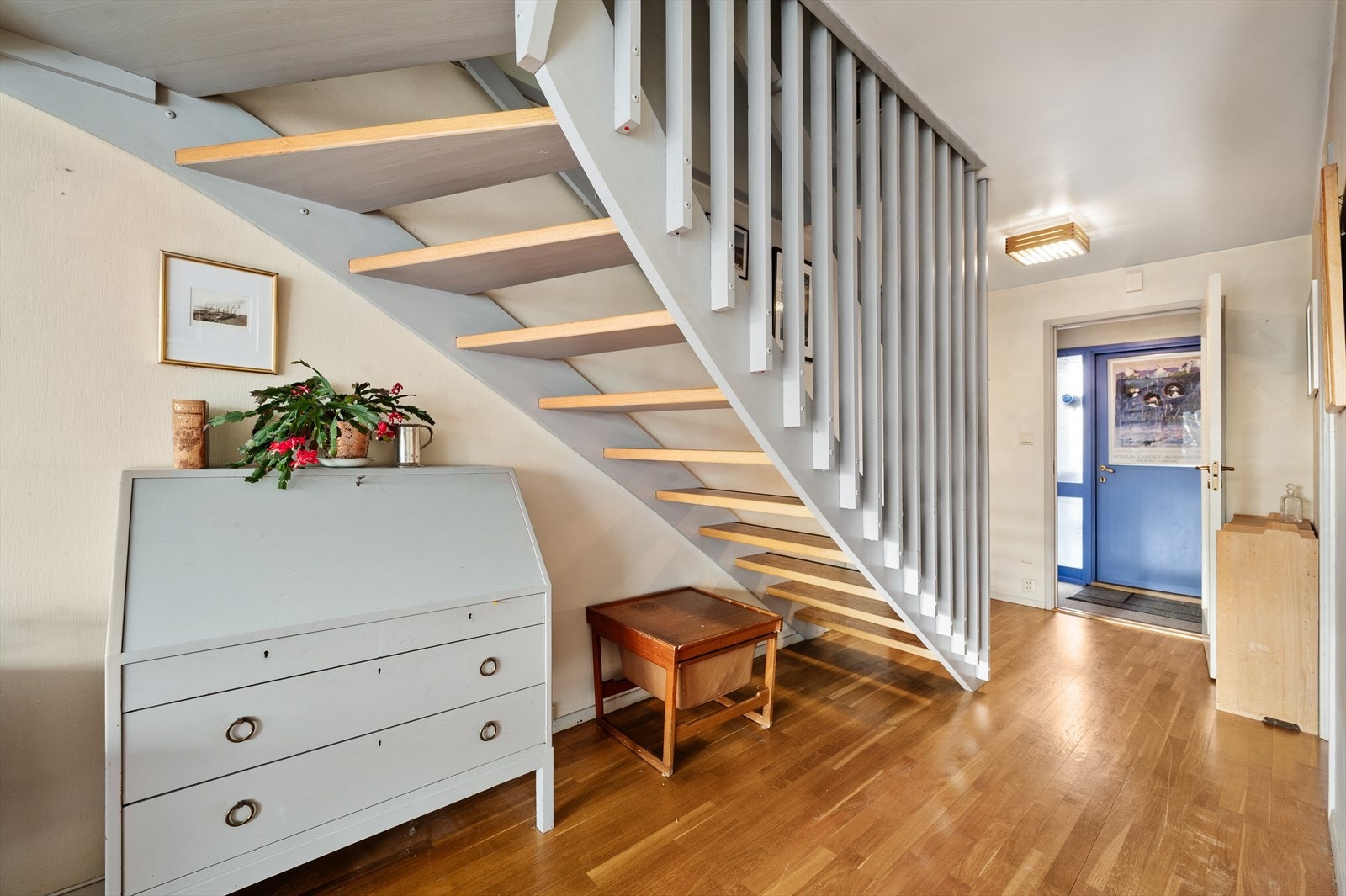 Romslig gang med plass til å oppbevaring. Galleribilde