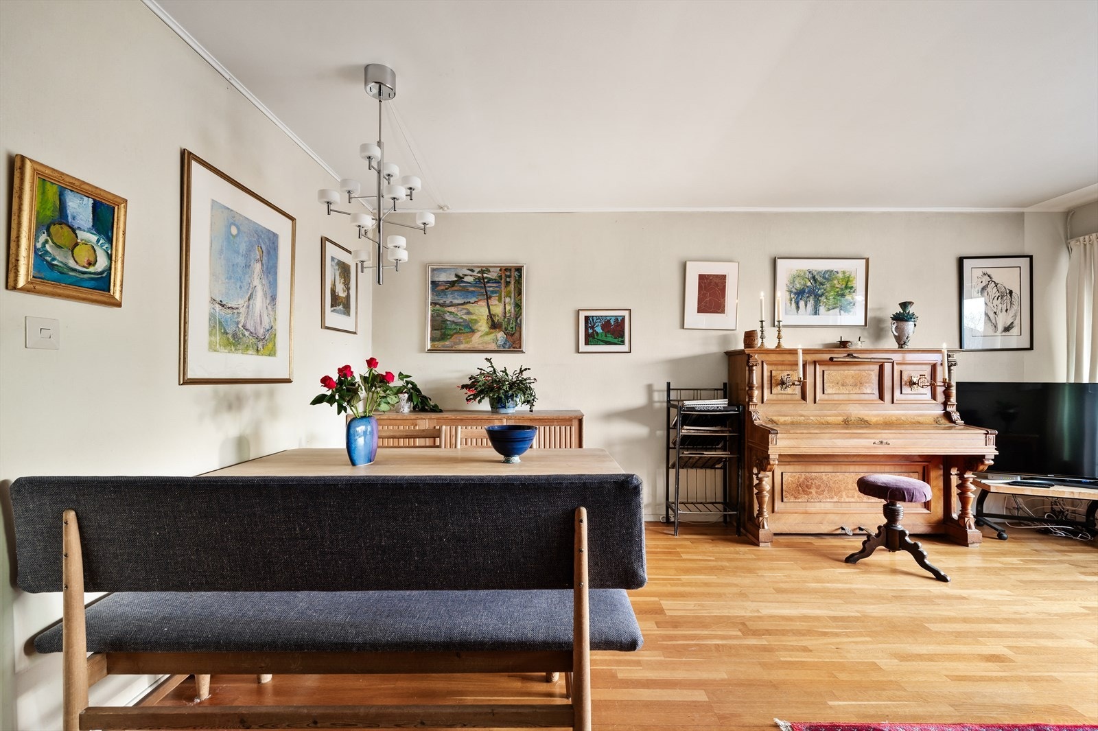 Stuen er romslig med plass til spisebord, sofa og tv-krok. Galleribilde