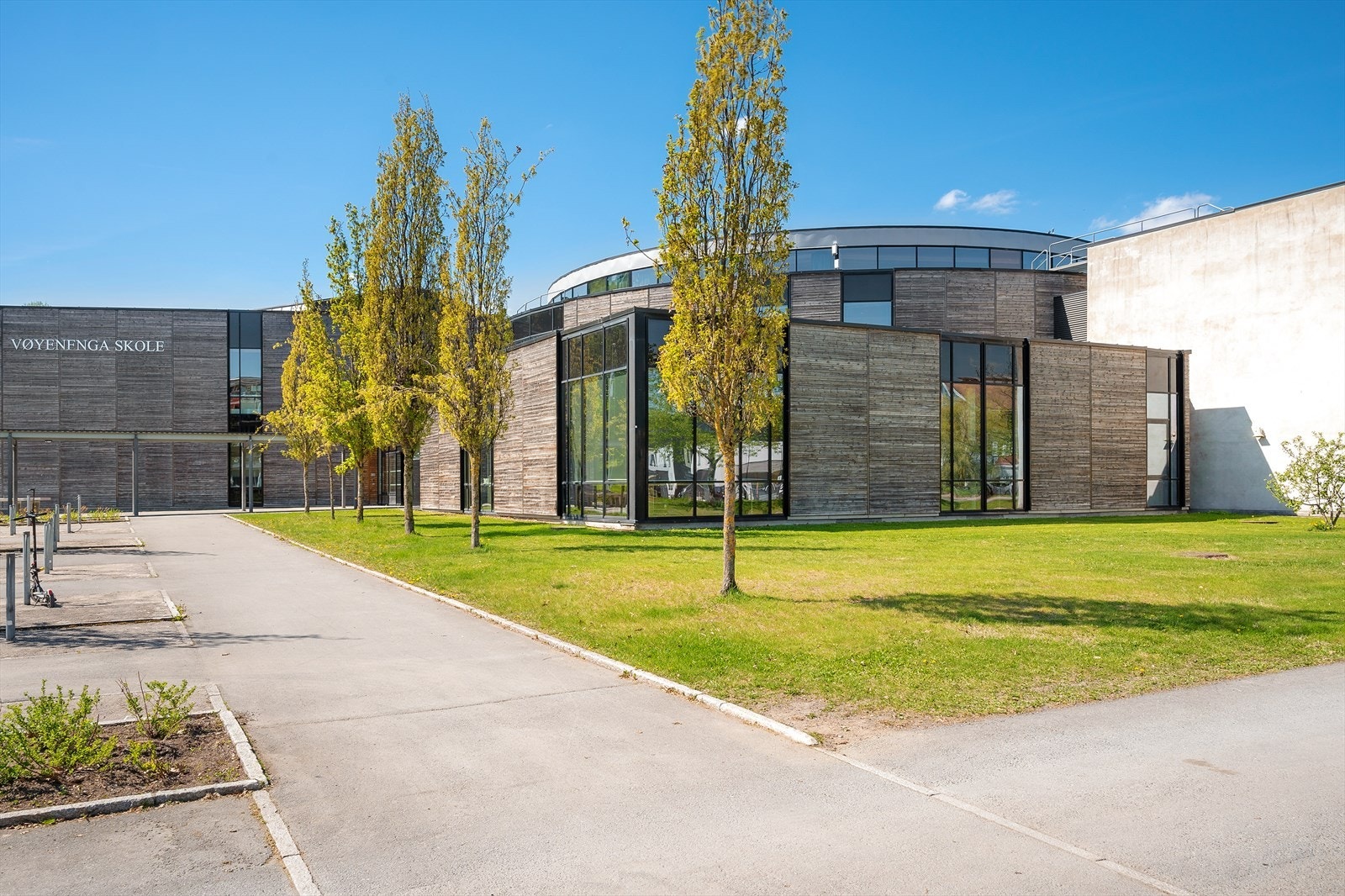 Flere skoler i nærheten blant annet Rud videregående (20 min. å gå), Dønki videregående (25 min. kollektivt) og Vøyenenga ungdomsskole (19 min. kollektivt). Galleribilde