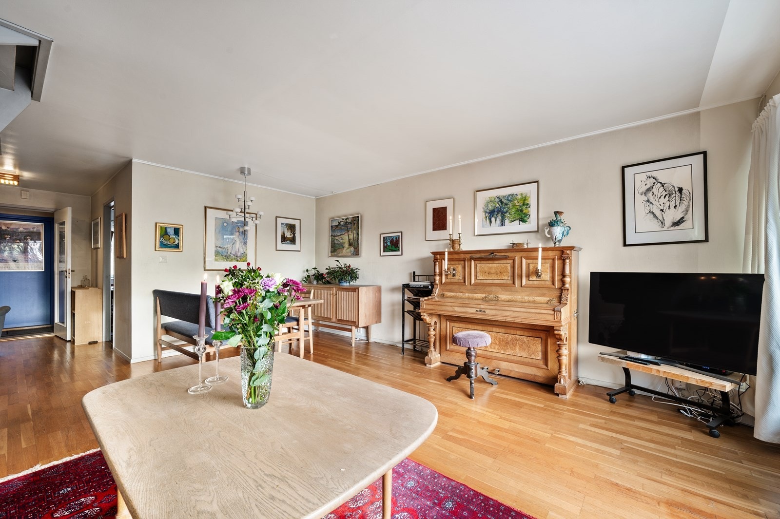 Fra stuen er det inngang til boligens kjøkken. Galleribilde