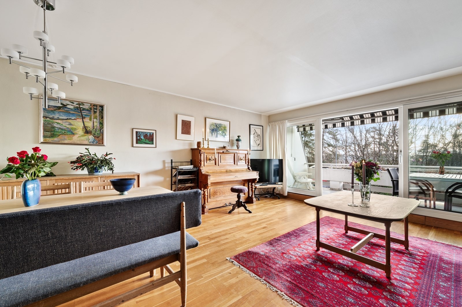 Vindusflatene slipper inn rikelig med naturlig lys. Galleribilde