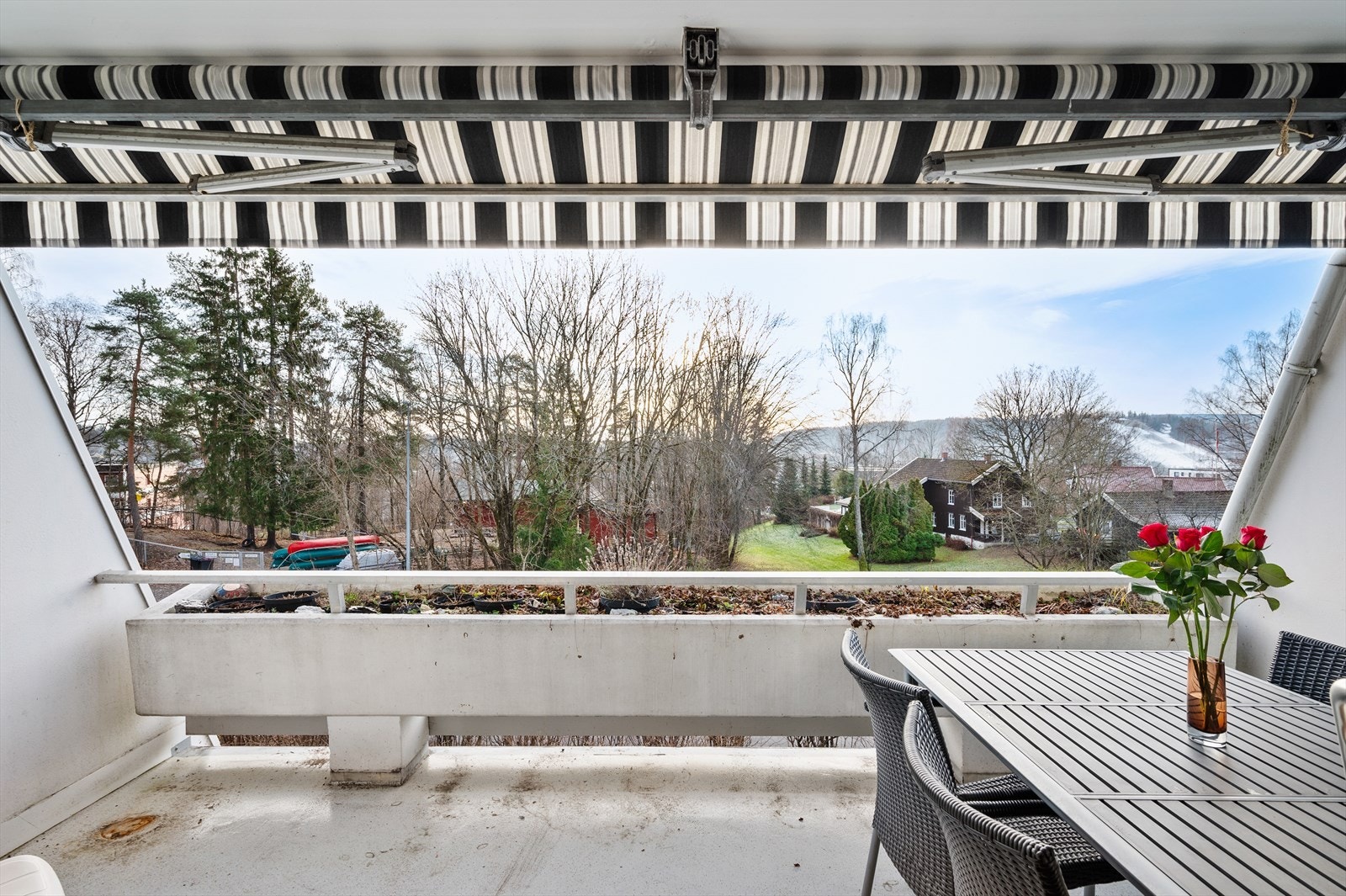 Balkong med plass til for eksempel en sittegruppe og grill. Galleribilde