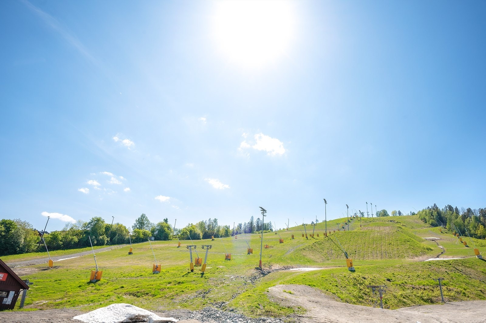Kolsås skisenter kan brukes som slalåmbakke på vinteren, og som gåtur opp til kolsåstoppen på sommeren. Galleribilde