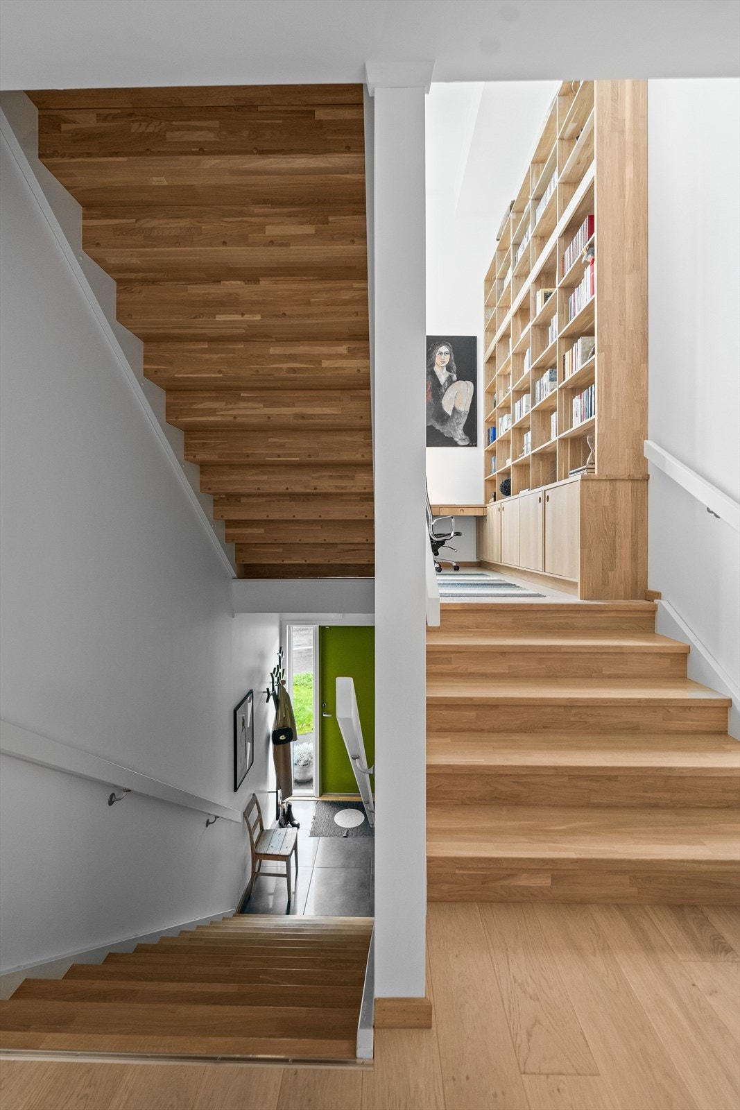 I 1.etasje finnes det en romslig entré med og praktisk innvendig bod. Galleribilde